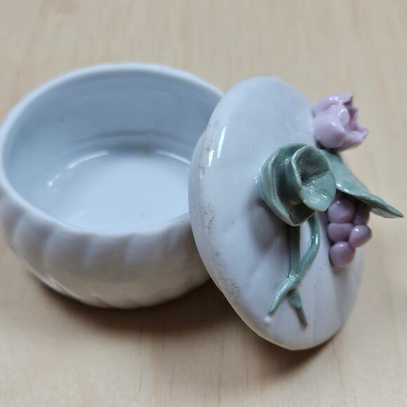 Trinket Box White Porcelain Lily Pad & Flowers onTop 2.75 x 1.5 inches Enesco - Picture 6 of 7